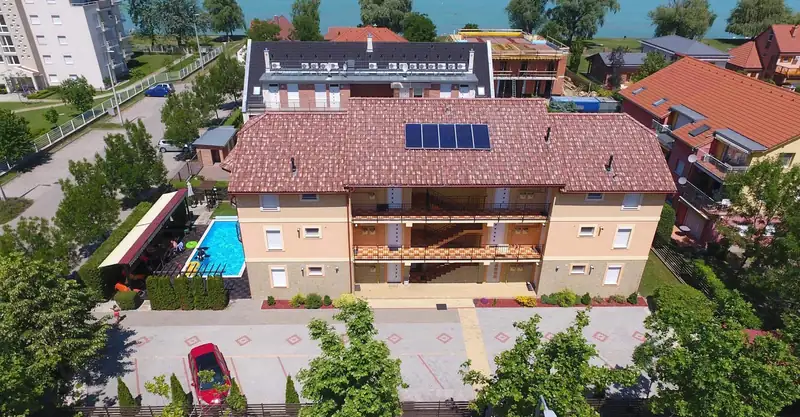 A Móricz Apartmanok épülete és medencés udvara Siófokon, a Balaton partközelében