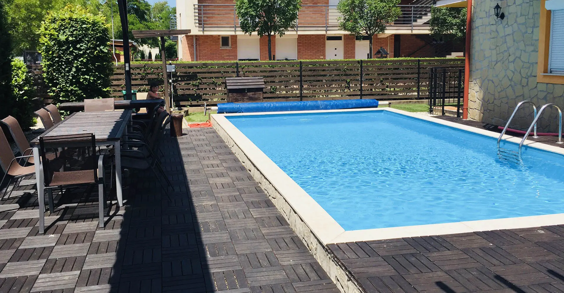 A siófoki apartmanház saját medencéje és teraszos pihenőrésze