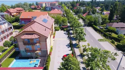 Móricz Apartmanok Siófok – épület és udvar, 2. kép