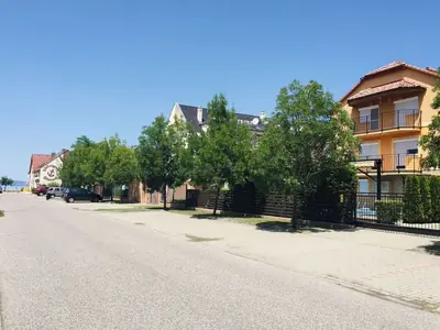 Móricz Apartmanok Siófok – épület és udvar, 9. kép